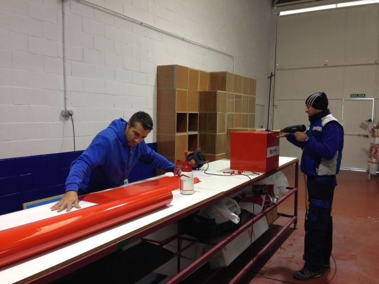 Rotulación en vinilo de cubos de madera para Evencasa, I Feria de la construcción en Dos Hermanas Sevilla.