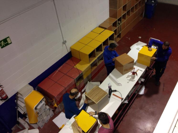 Rotulación en vinilo de cubos de madera para Evencasa, I Feria de la construcción en Dos Hermanas Sevilla.