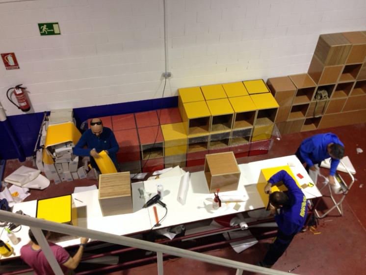 Rotulación en vinilo de cubos de madera para Evencasa, I Feria de la construcción en Dos Hermanas Sevilla.