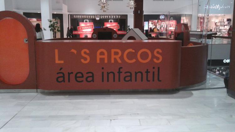 Rotulación de vinilos en Área Infantil, Centro Comercial Los Arcos. Trabajos realizados para Acciona Service, Sevilla