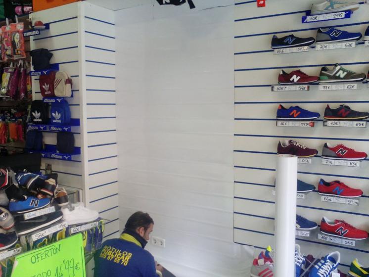 Rotulación en vinilos en Deportes Ortega en Sevilla.