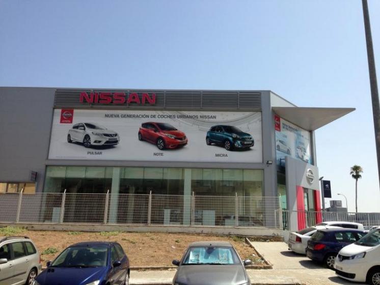 Rotulación de vinilos en impresión digital laminado. Nissan Vanauto Sueminencia Sevilla. Trabajos realizados de madrugada. Resultado por la mañana.