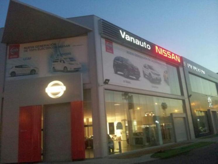 Rotulación de vinilos en impresión digital laminado. Nissan Vanauto Sueminencia Sevilla. Trabajos realizados de madrugada.