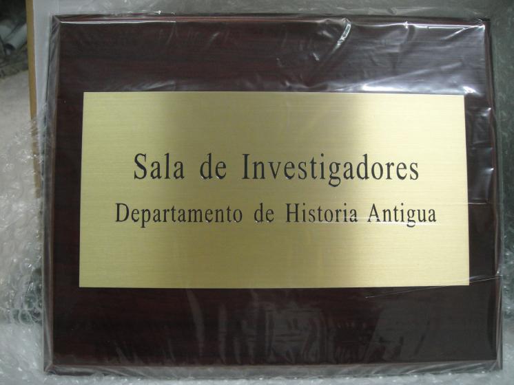 Rótulo cartel base madera y latón Universidad de Sevilla Historia Antigua