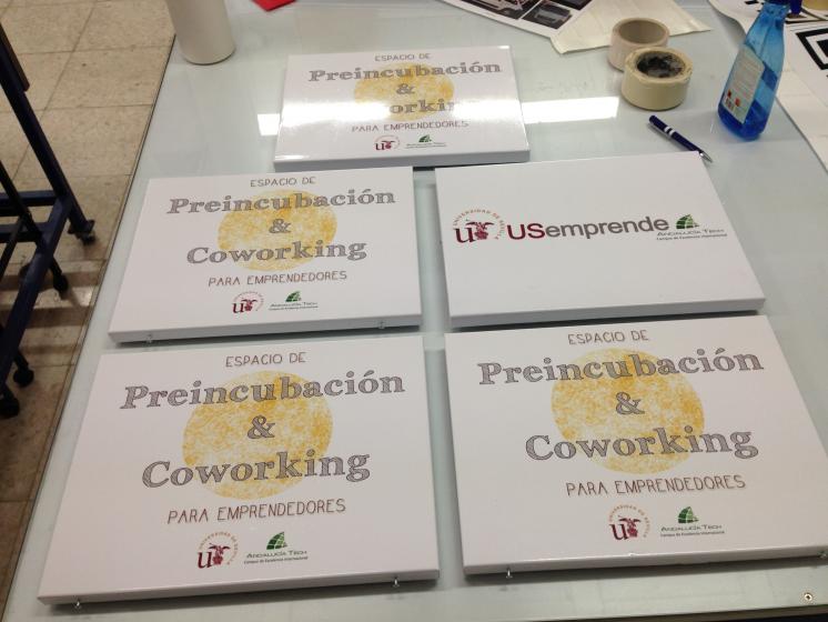 Rótulo cartel con rotulación Placas Universidad de Sevilla