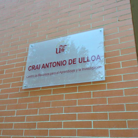 Rótulo cartel con rotulación Universidad de Sevilla, Edificio para el aprendizaje y la innovación Antonio de Ulloa