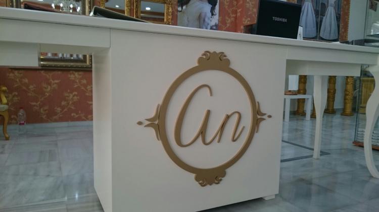 Rótulo cartel letras corpóreas. Adriana Novias, Dos Hermanas Sevilla. PVC lacado