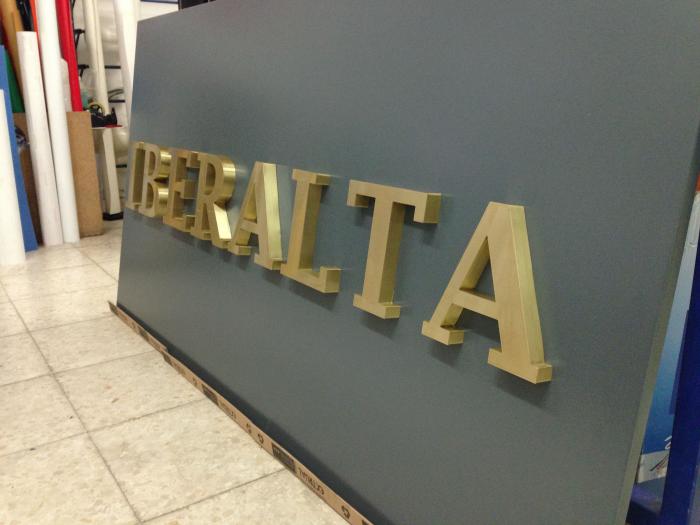 Rótulo cartel letras corpóreas en latón. Iberalta Madrid