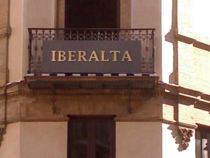Rótulo cartel letras corpóreas en latón. Iberalta Sevilla en Avenida de la Constitución