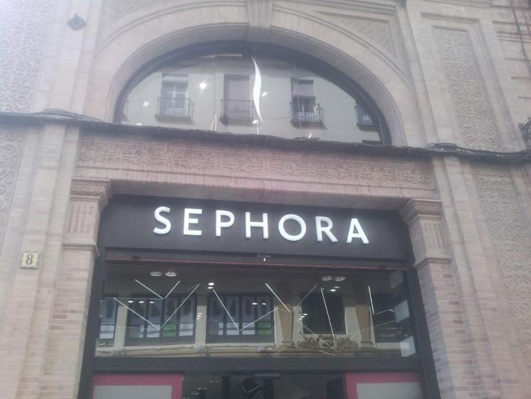 Rótulo luminoso cartel letras corpóreas. Sephora Sevilla. Trabajos realizados para Servishop Manlogist SL