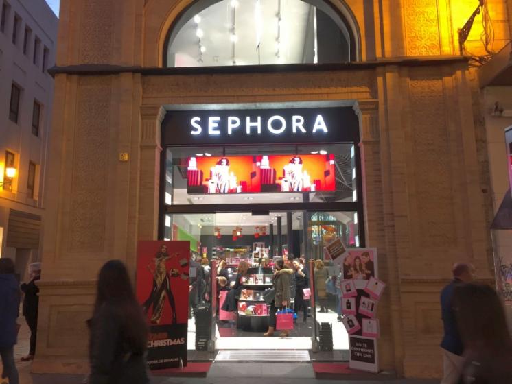 Rótulo luminoso cartel letras corpóreas. Sephora Sevilla. Trabajos realizados para Servishop Manlogist SL