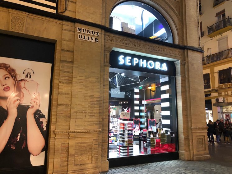 Rótulo luminoso cartel letras corpóreas. Sephora Sevilla. Trabajos realizados para Servishop Manlogist SL
