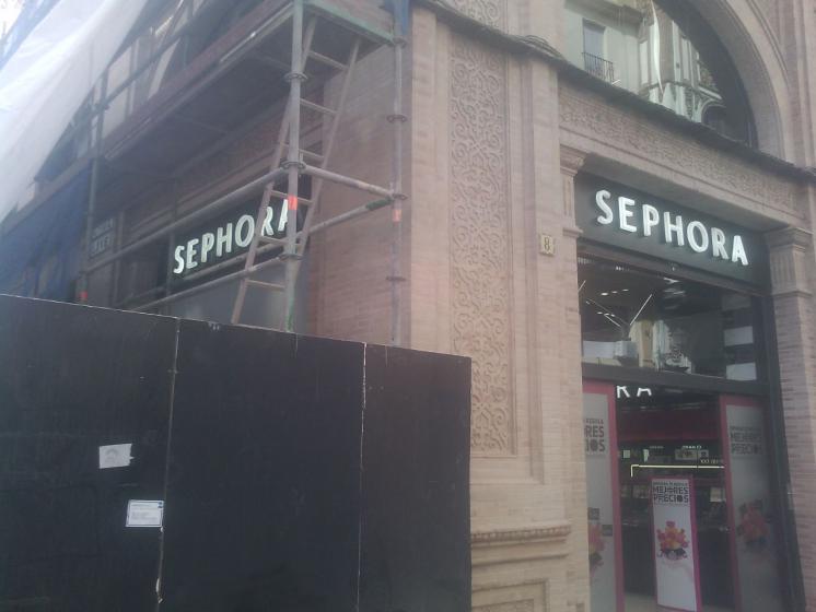 Rótulo luminoso cartel letras corpóreas. Sephora Sevilla. Trabajos realizados para Servishop Manlogist SL