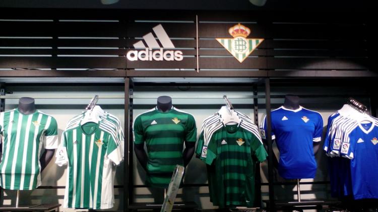 Rótulos corpóreos Tienda Ofical del Real Betis Balompie. Trabajos realizados para Arquitectura ferial de la madera SL