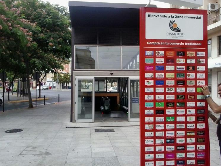Totem rotulado con vinilo laminado  Fenaco ( Federación Nazarena de Comerciantes de Dos Hermanas ) Sevilla