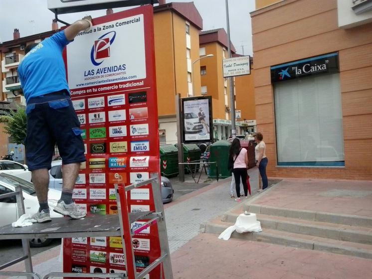 Totem rotulado con vinilo laminado  Fenaco ( Federación Nazarena de Comerciantes de Dos Hermanas ) Sevilla