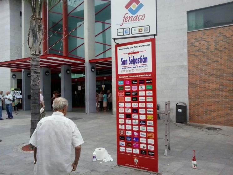 Totem rotulado con vinilo laminado  Fenaco ( Federación Nazarena de Comerciantes de Dos Hermanas ) Sevilla