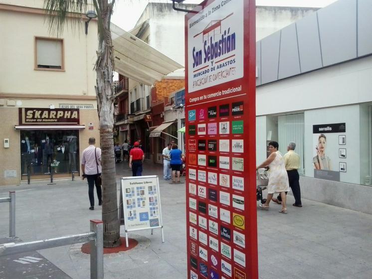 Totem rotulado con vinilo laminado  Fenaco ( Federación Nazarena de Comerciantes de Dos Hermanas ) Sevilla