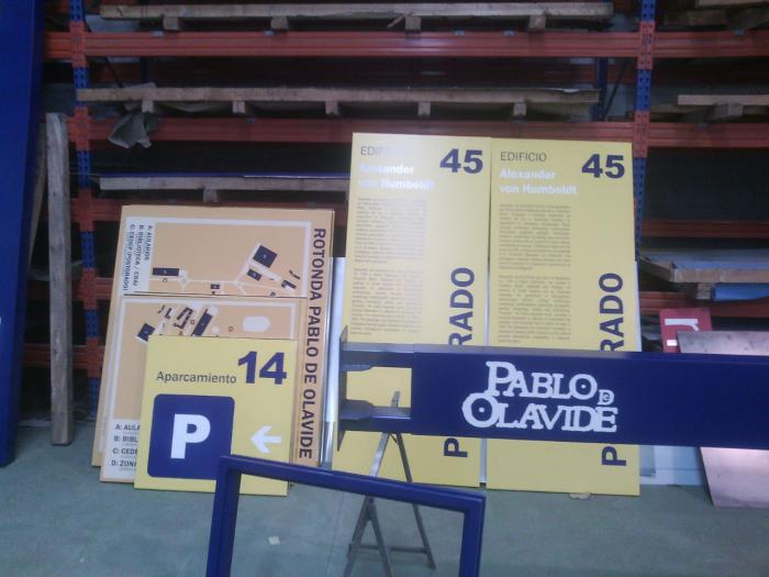Universidad Pablo de Olavide Sevilla. Señalización y mobiliario informativo.