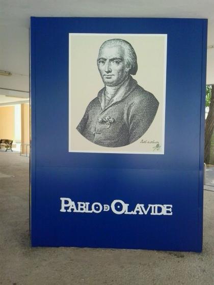 Universidad Pablo de Olavide Sevilla. Tótem en dibón rotulado