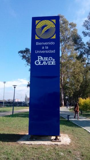 Universidad Pablo de Olavide Sevilla. Tótem de 6 mts rotulado