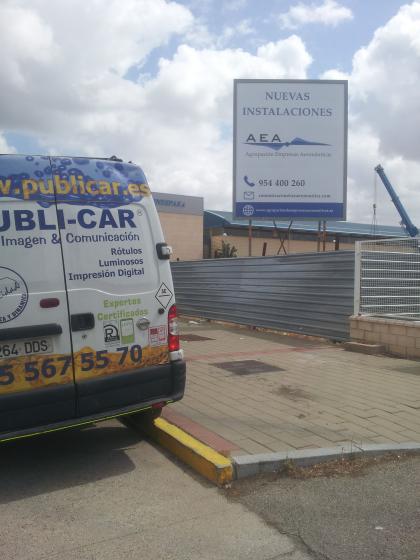 Valla publicitaria o cartelera, así como cartel de obra  panelable y rotulada con vinilo. AEA, Nuevas instalaciones de Agrupación de Empresas Aeronáuticas, Sevilla