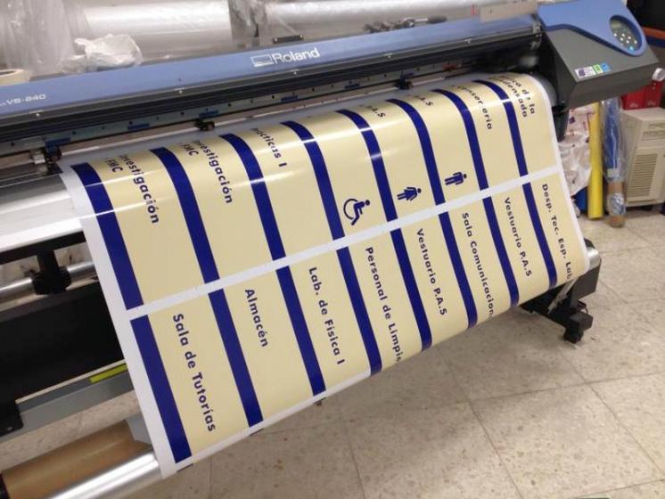 Vinilos para rótulos y carteles de la Facultad de Física Sevilla