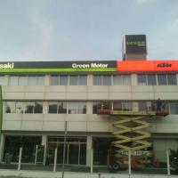 Revisión de iluminación y limpieza de los rótulos luminosos. Kawasaki Green Motor y KTM Sevilla