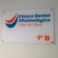 Rótulo cartel con rotulación Clínica Dental y Oftalmológica , Virgen de Valme, Dos Hermanas Sevilla