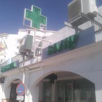 Rótulo luminoso cartel letras corpóreas. Farmacia Famy, El Puerto de Santa María, Cádiz