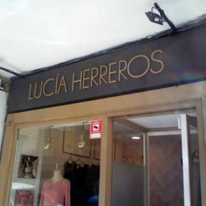 Letras recortadas en pvc lacado, sobre bandeja de dibón. Lucía Herreros Sevilla.