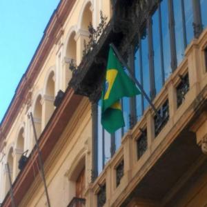 Mástil para balcón y bandera. Consulado de Brasil en Sevilla.