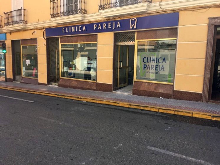 Bandeja de dibón con letras corpóreas en acero inoxidable con led. Clínica Pareja en Dos hermanas Sevilla.