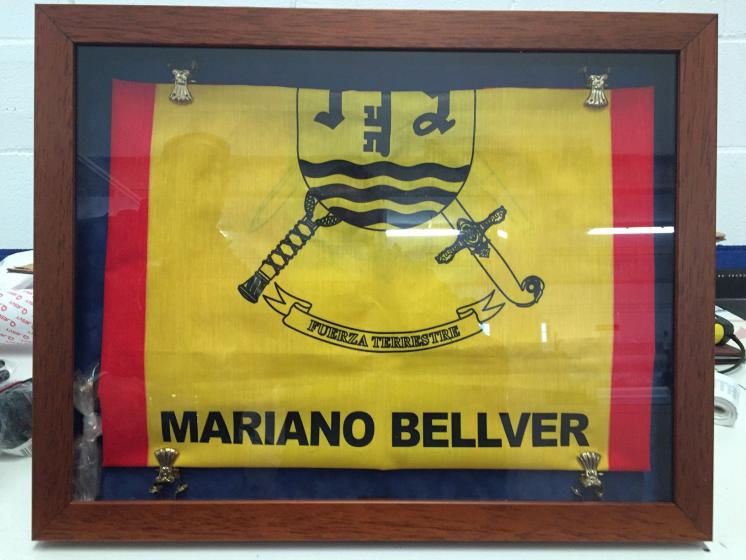 Bandera mochila en caja de madera y tapa de cristal. Futer Cuartel General de la Fuerza Terrestre en Sevilla