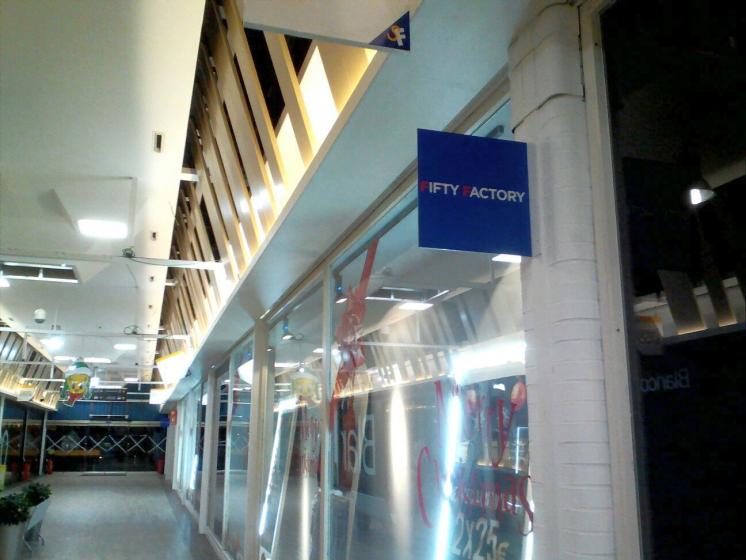 Banderolas en metacrilato plegado y rotulado. Fabricación e instalación para todo Sevilla Factory, en Dos Hermanas.