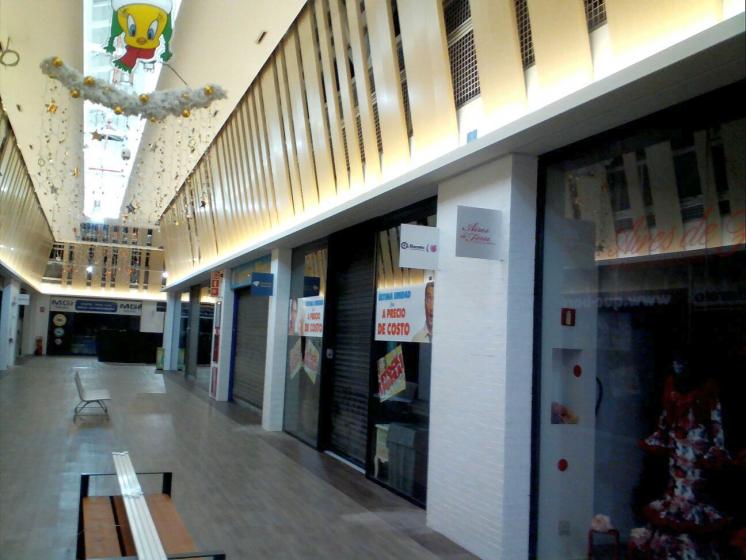 Banderolas en metacrilato plegado y rotulado. Fabricación e instalación para todo Sevilla Factory, en Dos Hermanas.