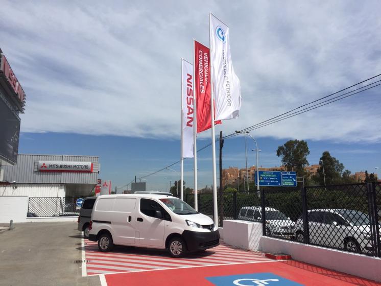 Bases para mástiles de fibra de vidrio con banderas verticales, para la Nissan S-30 Sevilla