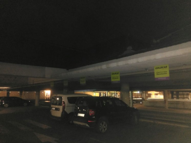 Cambio de señalización carteles y lonas. Mantenimiento de Parking Gold Car Rental,en aeropuerto de Sevilla