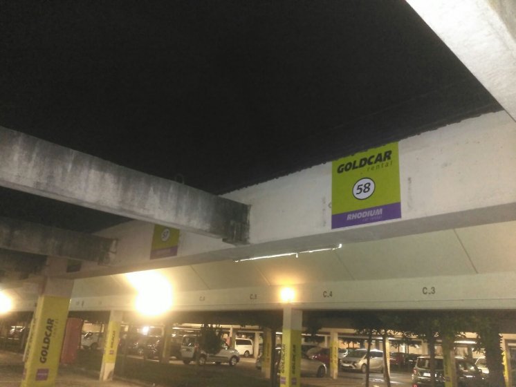 Cambio de señalización carteles y lonas. Mantenimiento de Parking Gold Car Rental,en aeropuerto de Sevilla