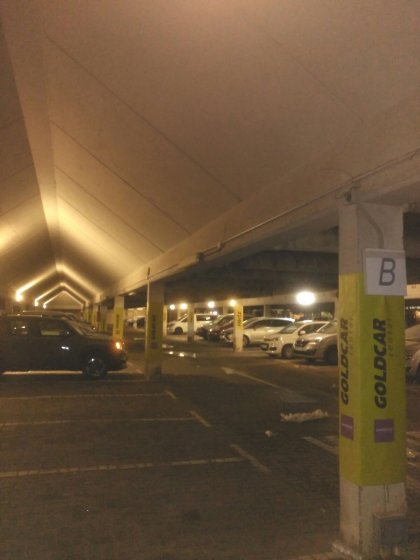 Cambio de señalización carteles y lonas. Mantenimiento de Parking Gold Car Rental,en aeropuerto de Sevilla