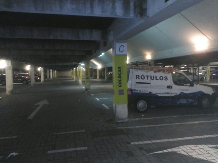 Cambio de señalización carteles y lonas. Mantenimiento de Parking Gold Car Rental,en aeropuerto de Sevilla