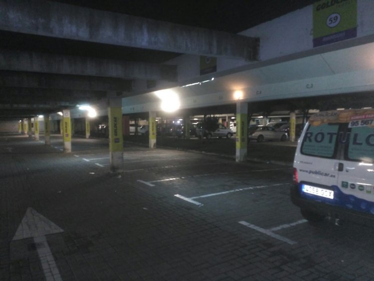 Cambio de señalización carteles y lonas. Mantenimiento de Parking Gold Car Rental,en aeropuerto de Sevilla