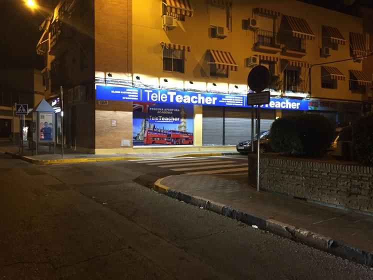 Cartel rótulo frontal, rotulado con vinilos e iluminados con focos led. Tele Teacher academia Dos Hermanas Sevilla