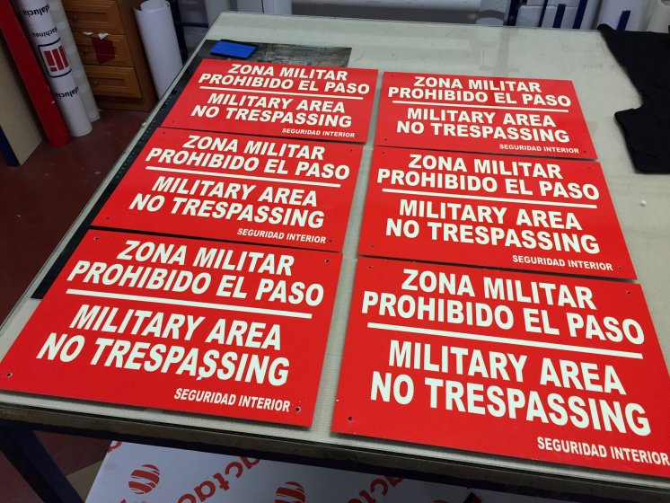 Carteles en vinilo fotoluminiscente en chapa de aluminio. Cuartel General de la Fuerza Terrestre Sevilla.