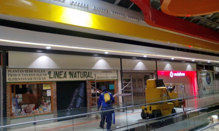 Letras corpóreas cajeadas y fresadas e iluminadas, sobre frente de dibón. Galería comercial de Alcampo Sevilla.