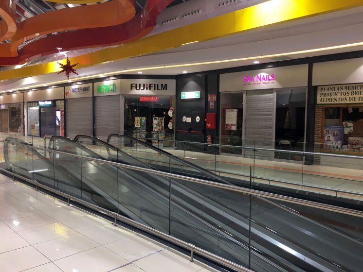 Letras corpóreas cajeadas y fresadas e iluminadas, sobre frente de dibón. Galería comercial de Alcampo Sevilla.