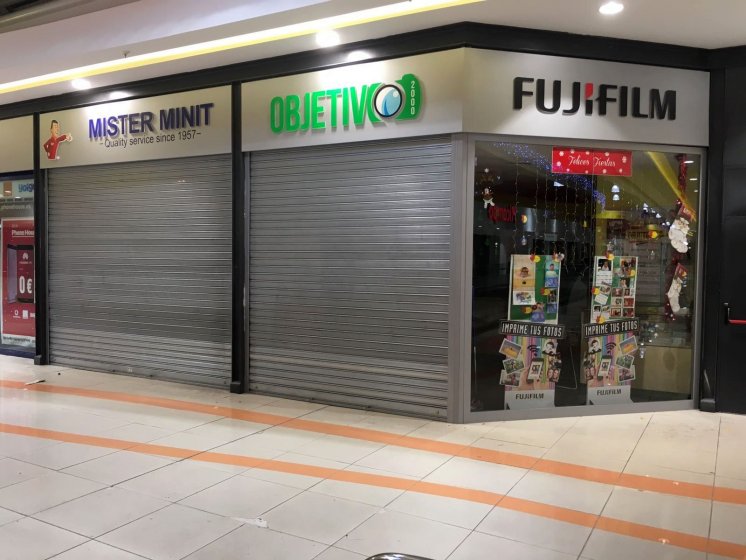 Letras corpóreas cajeadas y fresadas e iluminadas, sobre frente de dibón. Galería comercial de Alcampo Sevilla.