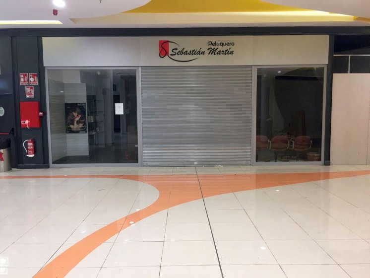 Letras corpóreas cajeadas y fresadas e iluminadas, sobre frente de dibón. Galería comercial de Alcampo Sevilla.