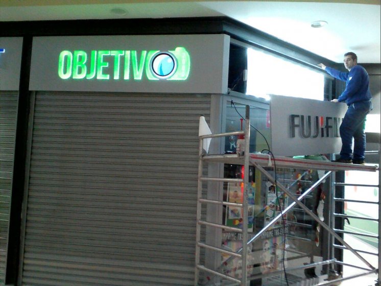 Letras corpóreas cajeadas y fresadas e iluminadas, sobre frente de dibón. Galería comercial de Alcampo Sevilla.