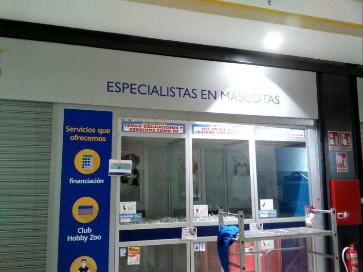 Letras corpóreas cajeadas y fresadas e iluminadas, sobre frente de dibón. Galería comercial de Alcampo Sevilla.